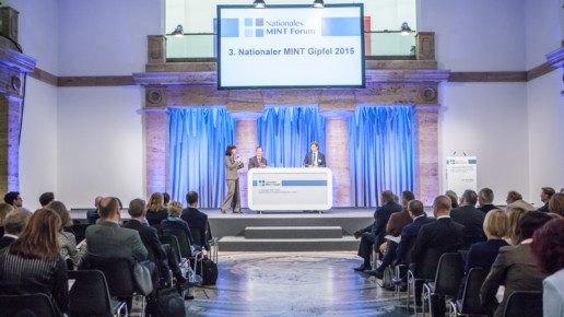 Teilnehmermanagement kreateur-Nationales-MINT-Forum-MINT-Gipfel-2015-Buehne